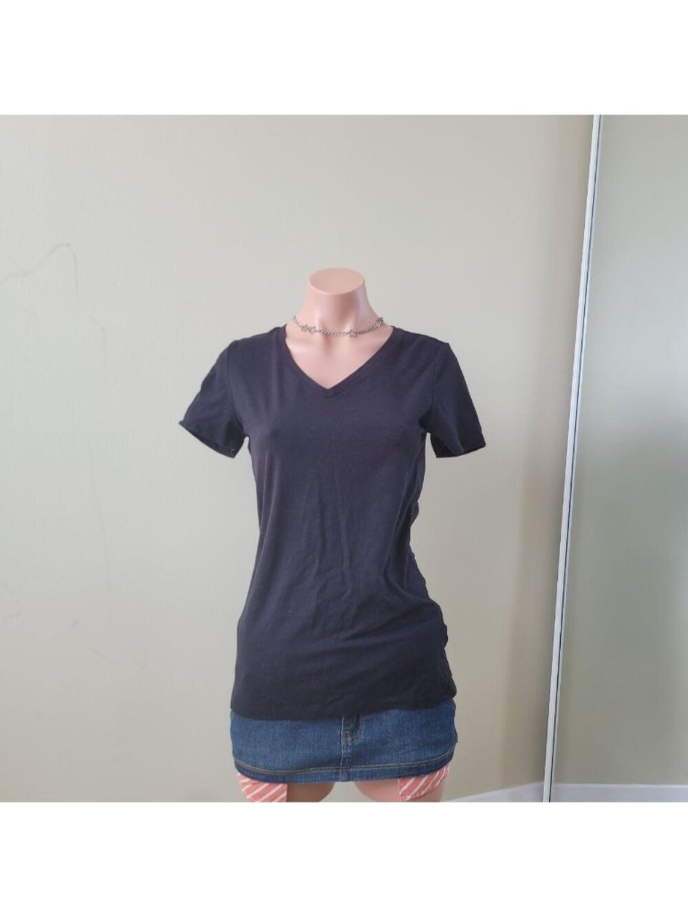 Amazon Essentials Deep Black V-Neck Casual Basic Cotton Tee (S)